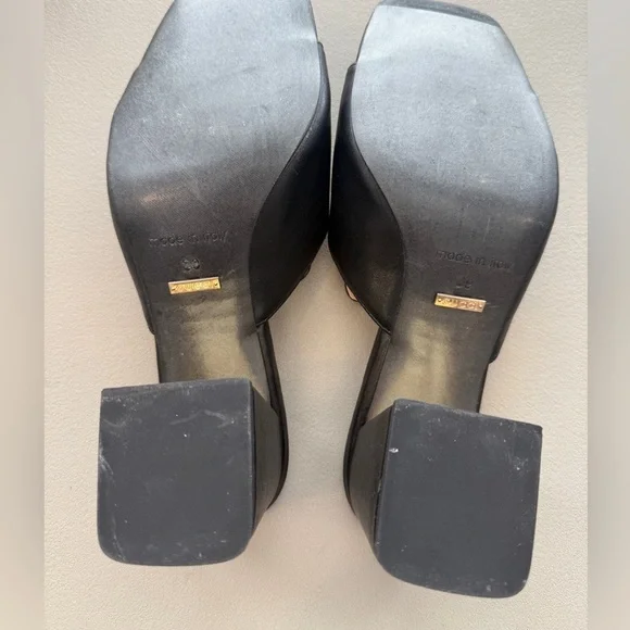 Gucci
Marmont leather sandals
39EU in new condition - Picture 4 of 5